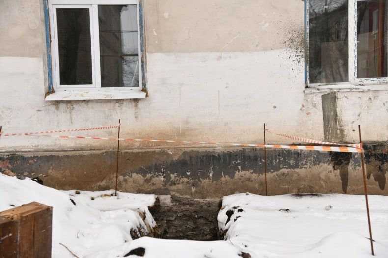 В Комсомольском поселковом клубе красноярские специалисты укрепляют фундамент В Комсомольском поселковом клубе красноярские специалисты укрепляют фундамент