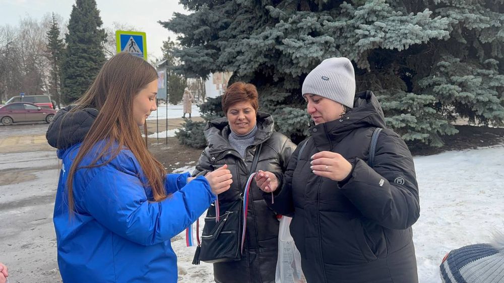 Активисты Молодой гвардии поздравили жителей Славяносербска с 11-ой годовщиной Русской весны Активисты Молодой гвардии поздравили жителей Славяносербска с 11-ой годовщиной Русской весны