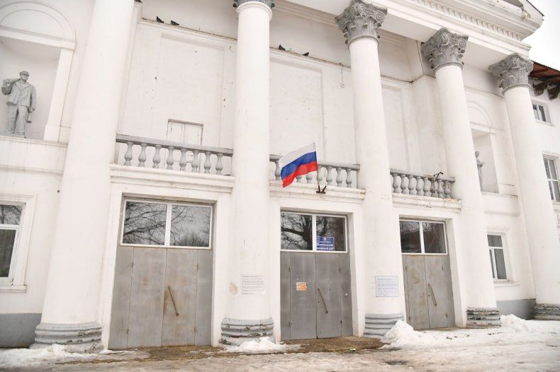 В Комсомольском поселковом клубе красноярские специалисты укрепляют фундамент В Комсомольском поселковом клубе красноярские специалисты укрепляют фундамент