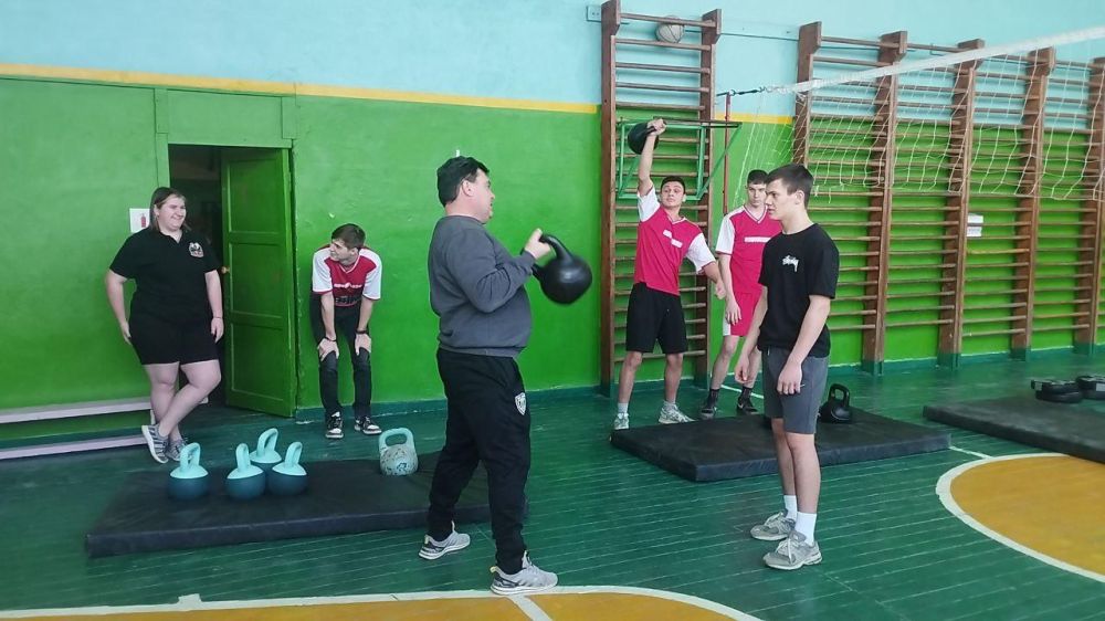 Волонтер из Ивановской области помог спортинвентарем Новороссошанской школе ЛНР Волонтер из Ивановской области помог спортинвентарем Новороссошанской школе ЛНР