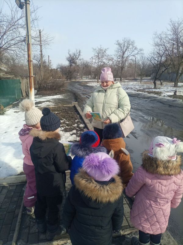 На улице еще лежит снег, а по календарю уже весна! В преддверии Международного женского дня - 8 Марта воспитанники дошкольной группы Чапаевский УВК им. В.А.Трушина приняли участие в акции «Вам, любимые!» На улице еще лежит снег, а по календарю уже весна! В преддверии Международного женского дня - 8 Марта воспитанники дошкольной группы Чапаевский УВК им. В.А.Трушина приняли участие в акции «Вам, любимые!»