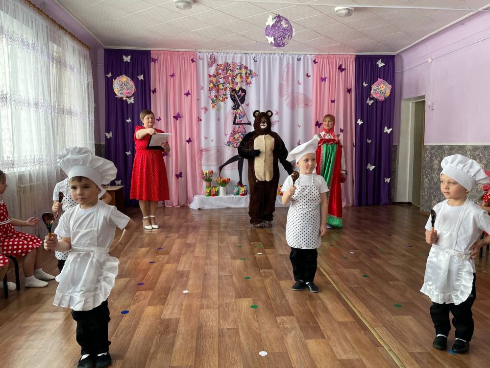 Сегодня в ровеньковских детских садах «Ладушки», «Аленький цветочек», «Тополек», «Родничок» прошли утренники, посвященные Международному женскому дню Сегодня в ровеньковских детских садах «Ладушки», «Аленький цветочек», «Тополек», «Родничок» прошли утренники, посвященные Международному женскому дню