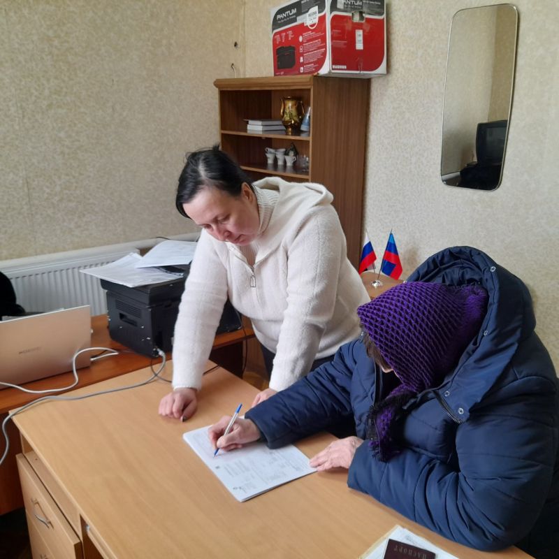 05.03.2025 г. в с.Красная Таловка осуществлялся выездной приём маломобильных граждан сотрудниками МФЦ 05.03.2025 г. в с.Красная Таловка осуществлялся выездной приём маломобильных граждан сотрудниками МФЦ