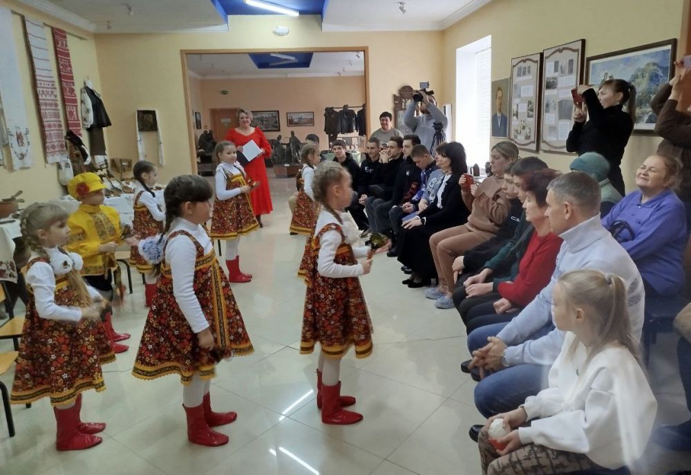 Сотрудики Антрацитовского исторического музея и Антрацитовской детской музыкальной школы провели фольклорный час «Праздник деревянной ложки» Сотрудики Антрацитовского исторического музея и Антрацитовской детской музыкальной школы провели фольклорный час «Праздник деревянной ложки»
