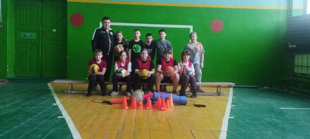 Волонтер из Ивановской области помог спортинвентарем Новороссошанской школе ЛНР Волонтер из Ивановской области помог спортинвентарем Новороссошанской школе ЛНР