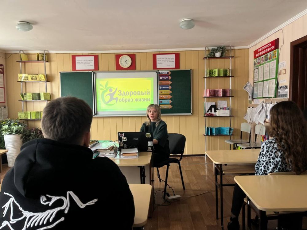 В Кленовской школе им.Гвардии капитана Д.М.Мирошникова для учащихся 5-11 классов подростковый врач Гутая Юлия Анатольевна провела беседу на тему «Здоровый образ жизни», с показом презентации В Кленовской школе им.Гвардии капитана Д.М.Мирошникова для учащихся 5-11 классов подростковый врач Гутая Юлия Анатольевна провела беседу на тему «Здоровый образ жизни», с показом презентации