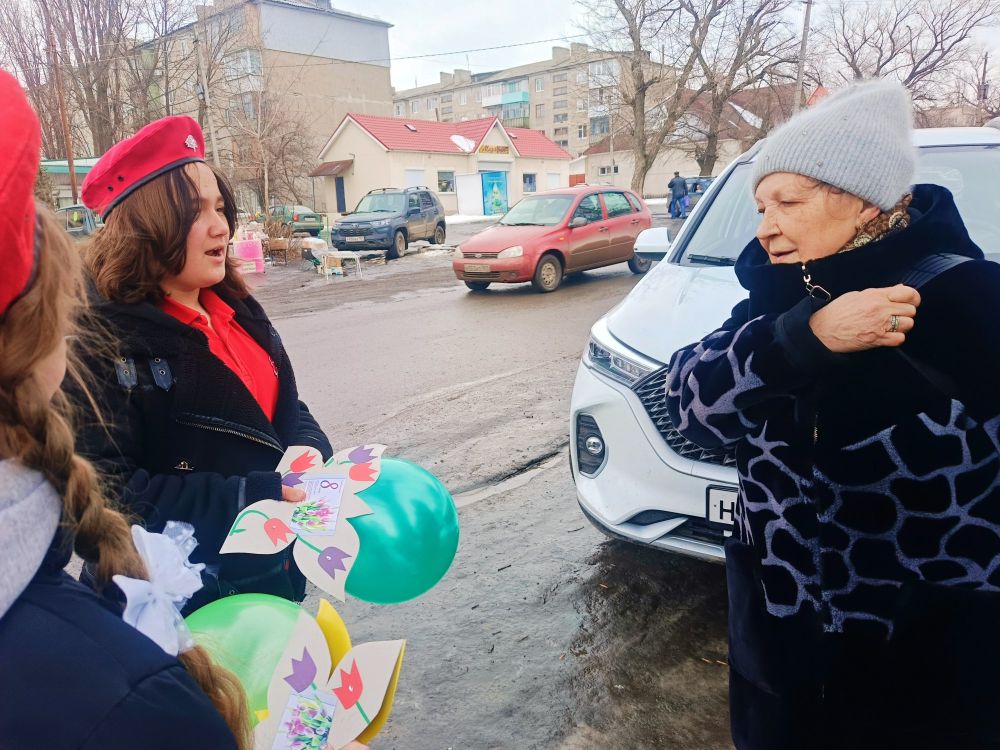 В преддверии женского дня ученики Ясеновской школы 2 им. Д. В. Лазутина организовали и провели акцию-поздравление «Дарите женщинам цветы!» В преддверии женского дня ученики Ясеновской школы 2 им. Д. В. Лазутина организовали и провели акцию-поздравление «Дарите женщинам цветы!»