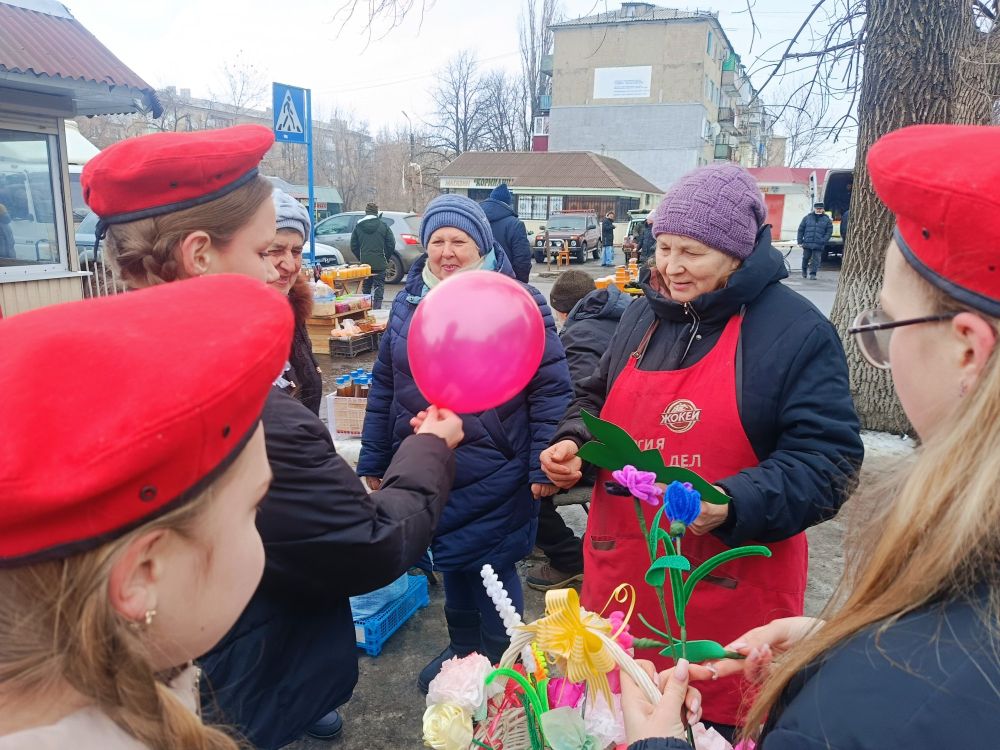 В преддверии женского дня ученики Ясеновской школы 2 им. Д. В. Лазутина организовали и провели акцию-поздравление «Дарите женщинам цветы!» В преддверии женского дня ученики Ясеновской школы 2 им. Д. В. Лазутина организовали и провели акцию-поздравление «Дарите женщинам цветы!»
