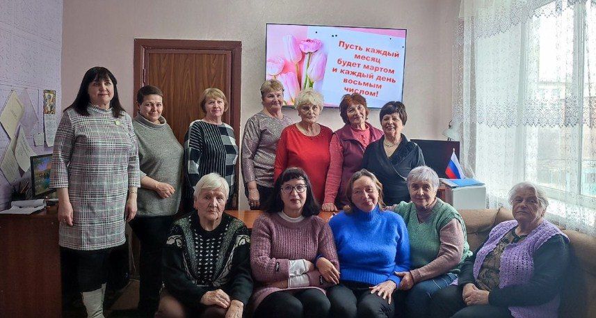 В Лутугинской библиотеке прошло мероприятие "Пусть каждый месяц будет мартом, и каждый день восьмым числом" В Лутугинской библиотеке прошло мероприятие "Пусть каждый месяц будет мартом, и каждый день восьмым числом"