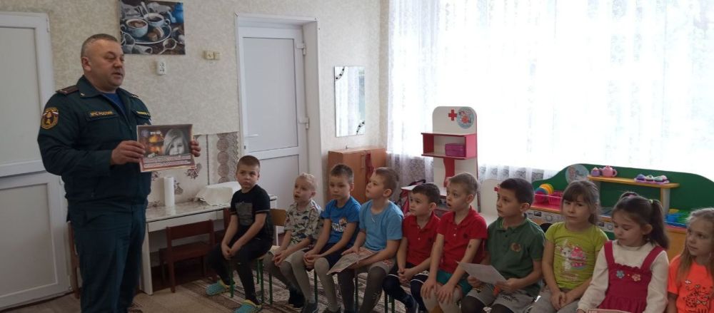 ГБДОУ ЛНР "Белокуракинский ясли-сад" Солнышко " состоялась встреча с инспектором МЧС Коноваловым Романом Алексеевичем ГБДОУ ЛНР "Белокуракинский ясли-сад" Солнышко " состоялась встреча с инспектором МЧС Коноваловым Романом Алексеевичем