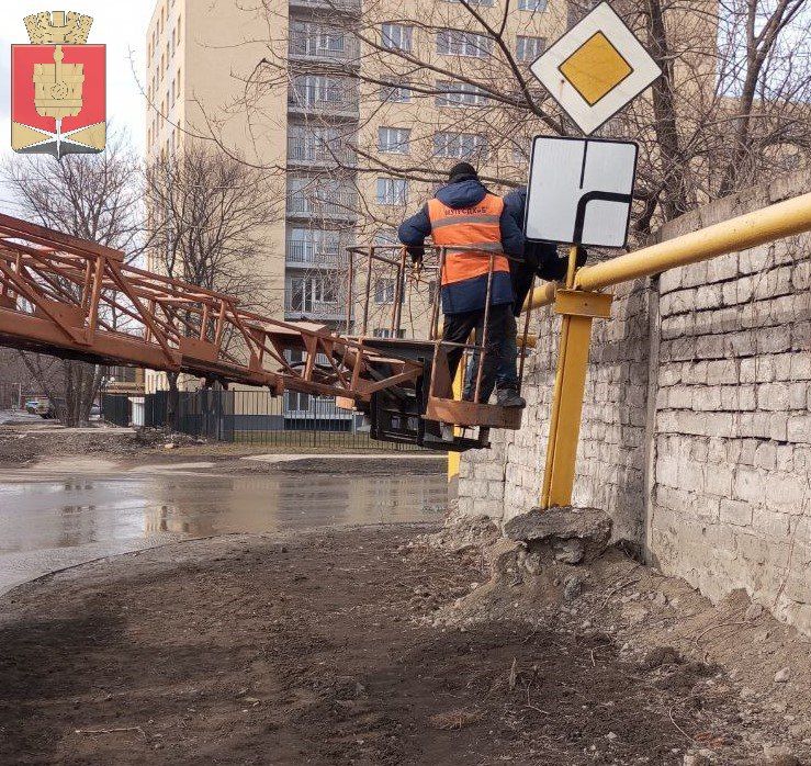 Коммунальные службы проводят работы на территории города Коммунальные службы проводят работы на территории города