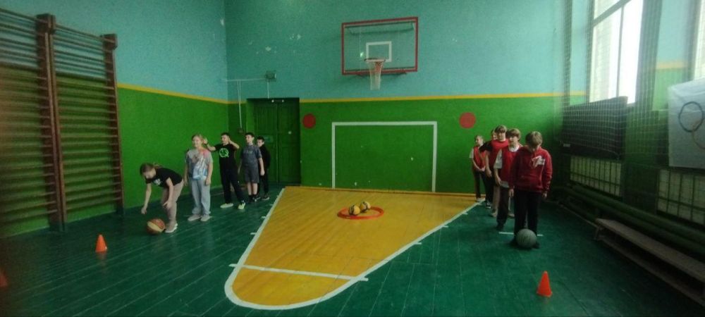 Волонтер из Ивановской области помог спортинвентарем Новороссошанской школе ЛНР Волонтер из Ивановской области помог спортинвентарем Новороссошанской школе ЛНР