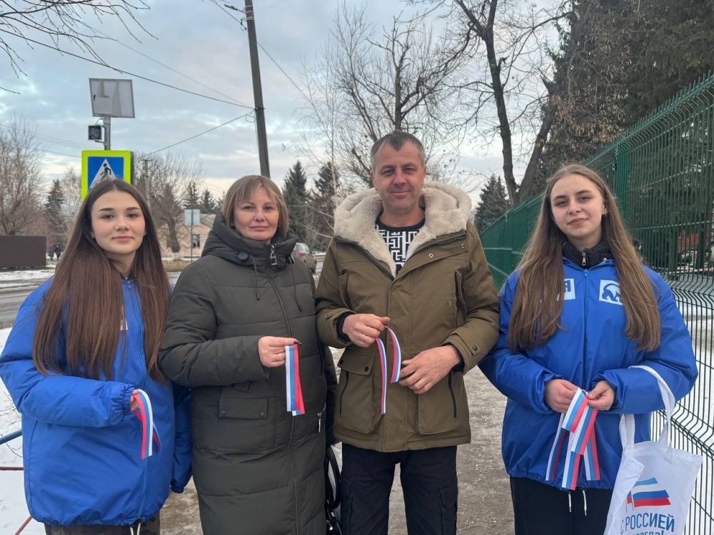 Активисты Молодой гвардии поздравили жителей Славяносербска с 11-ой годовщиной Русской весны Активисты Молодой гвардии поздравили жителей Славяносербска с 11-ой годовщиной Русской весны