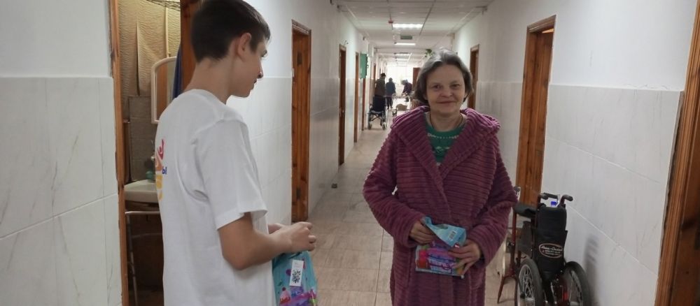 Волонтеры Ровеньковской школы №3 вновь продемонстрировали свою доброту и заботу, поздравив именинников Ровеньковского дома-интерната для престарелых и инвалидов Волонтеры Ровеньковской школы №3 вновь продемонстрировали свою доброту и заботу, поздравив именинников Ровеньковского дома-интерната для престарелых и инвалидов