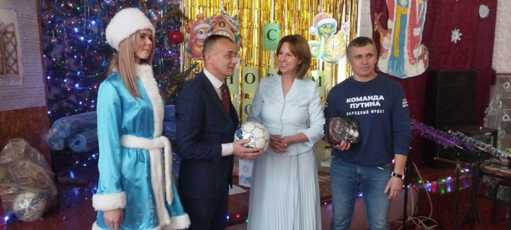 Волонтер из Ивановской области помог спортинвентарем Новороссошанской школе ЛНР Волонтер из Ивановской области помог спортинвентарем Новороссошанской школе ЛНР