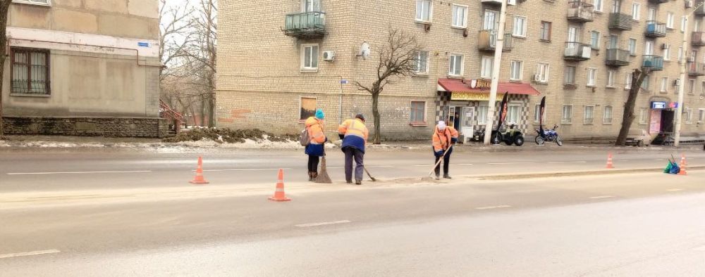 Специалисты «Благоустройства» сегодня проводили работы по замене перегоревших ламп уличного освещения в Алмазной по ул. Терешковой, Серго, Ильича и др Специалисты «Благоустройства» сегодня проводили работы по замене перегоревших ламп уличного освещения в Алмазной по ул. Терешковой, Серго, Ильича и др