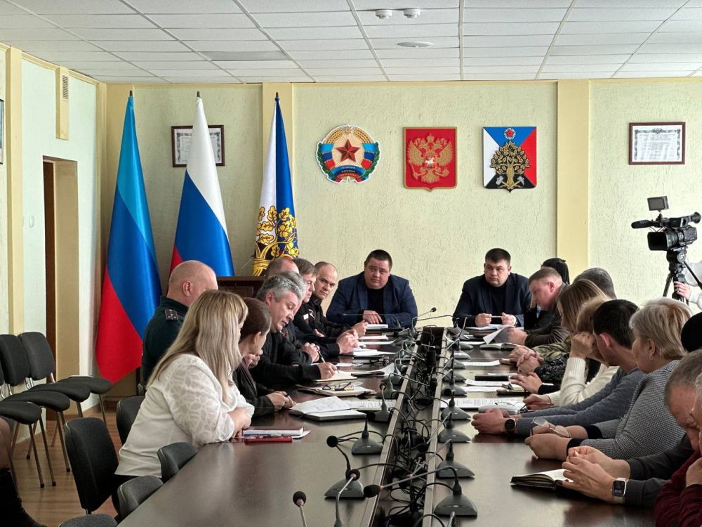 Сегодня Глава городского округа провел заседание комиссии по обеспечению безопасности дорожного движения с представителями ГКУ ЛНР «Служба автомобильных дорог», УГИБДД МВД ЛНР, ВАИ,МЧС России по Луганской Народной... Сегодня Глава городского округа провел заседание комиссии по обеспечению безопасности дорожного движения с представителями ГКУ ЛНР «Служба автомобильных дорог», УГИБДД МВД ЛНР, ВАИ,МЧС России по Луганской Народной...
