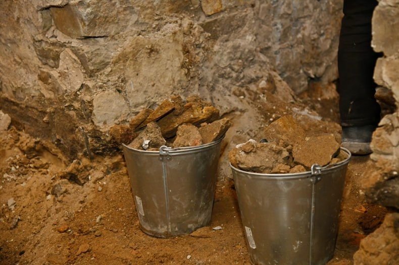 В Комсомольском поселковом клубе красноярские специалисты укрепляют фундамент В Комсомольском поселковом клубе красноярские специалисты укрепляют фундамент