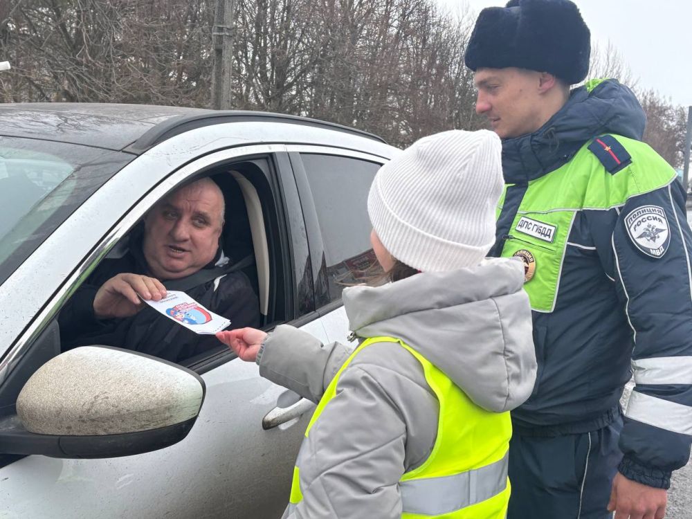 День рождения ЮИД!. В преддверии празднования Дня рождения ЮИД ровеньковские школьники совместно со своими наставниками и сотрудниками ОГИБДД ОМВД России «Ровеньковский» провели уличную акцию по раздаче памяток и буклетов... День рождения ЮИД!. В преддверии празднования Дня рождения ЮИД ровеньковские школьники совместно со своими наставниками и сотрудниками ОГИБДД ОМВД России «Ровеньковский» провели уличную акцию по раздаче памяток и буклетов...