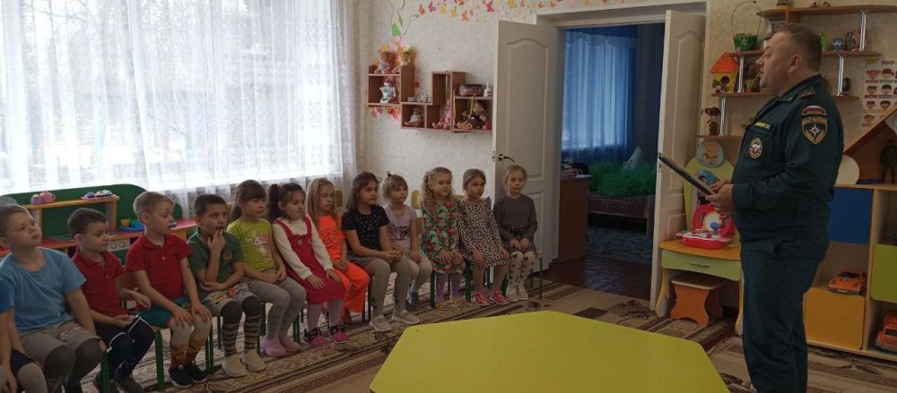 ГБДОУ ЛНР "Белокуракинский ясли-сад" Солнышко " состоялась встреча с инспектором МЧС Коноваловым Романом Алексеевичем ГБДОУ ЛНР "Белокуракинский ясли-сад" Солнышко " состоялась встреча с инспектором МЧС Коноваловым Романом Алексеевичем