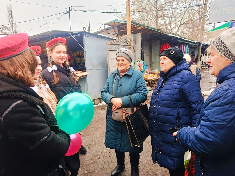 В преддверии женского дня ученики Ясеновской школы 2 им. Д. В. Лазутина организовали и провели акцию-поздравление «Дарите женщинам цветы!» В преддверии женского дня ученики Ясеновской школы 2 им. Д. В. Лазутина организовали и провели акцию-поздравление «Дарите женщинам цветы!»