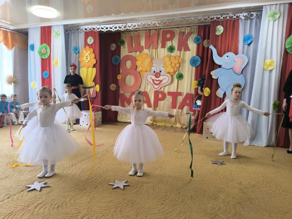 Сегодня в ровеньковских детских садах «Ладушки», «Аленький цветочек», «Тополек», «Родничок» прошли утренники, посвященные Международному женскому дню Сегодня в ровеньковских детских садах «Ладушки», «Аленький цветочек», «Тополек», «Родничок» прошли утренники, посвященные Международному женскому дню