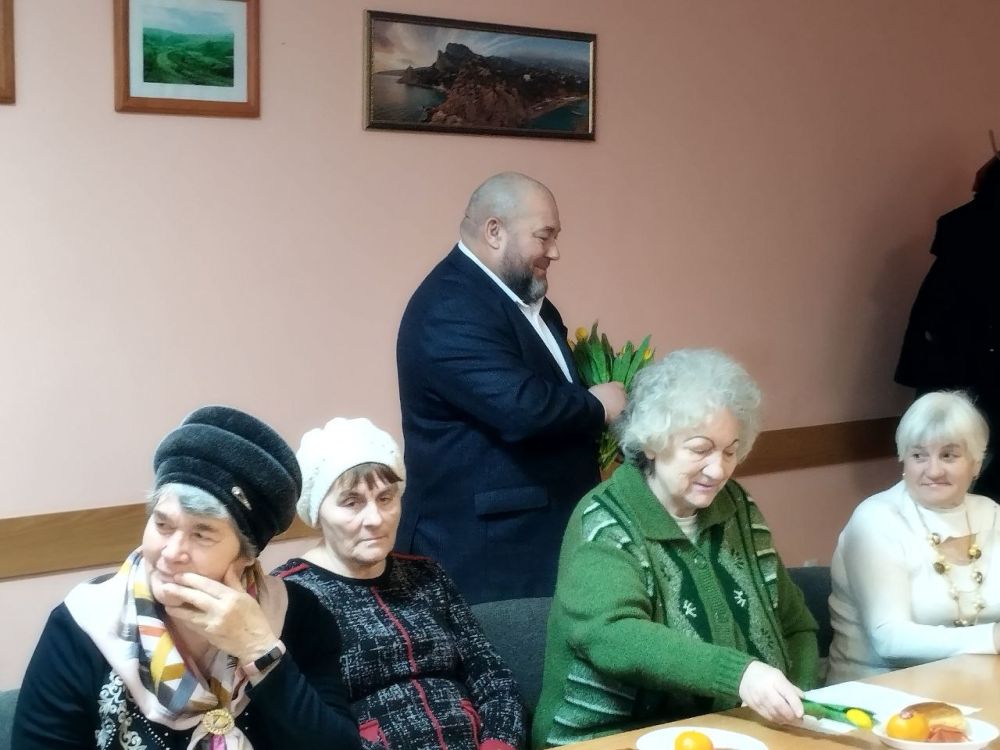 Виталий Михайлов: Сегодня, вместе с Председателем совета Перевальского муниципального округа Андреем Сычевым, поздравил с наступающим Международным женским днем активисток общественной организации «Перевальская местная... Виталий Михайлов: Сегодня, вместе с Председателем совета Перевальского муниципального округа Андреем Сычевым, поздравил с наступающим Международным женским днем активисток общественной организации «Перевальская местная...