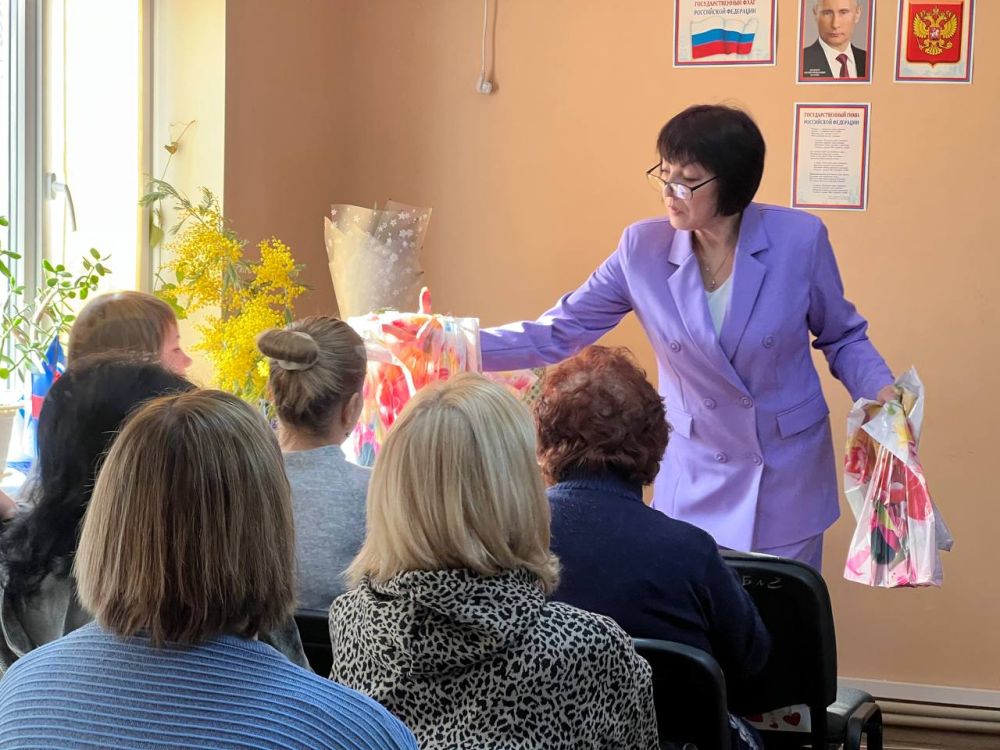 5 марта в ГБУ ЛНР «Брянковский КЦСОН» сторонники и активисты Партии «Единая Россия, провели праздничное мероприятие «О, женщины, Вам имя – Совершенство!», на котором поздравили матерей, жен военнослужащих, исполняющих долг в... 5 марта в ГБУ ЛНР «Брянковский КЦСОН» сторонники и активисты Партии «Единая Россия, провели праздничное мероприятие «О, женщины, Вам имя – Совершенство!», на котором поздравили матерей, жен военнослужащих, исполняющих долг в...