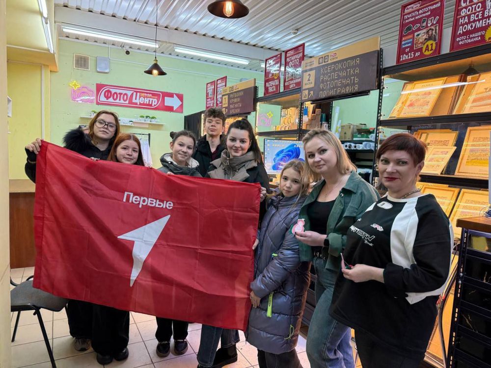 В преддверии Международного женского дня активисты Движения Первых Брянковской специализированной школы №1 совместно с советником директора по воспитанию Галиной Савчук приняли участие во Всероссийской акции «Вам, любимые!» В преддверии Международного женского дня активисты Движения Первых Брянковской специализированной школы №1 совместно с советником директора по воспитанию Галиной Савчук приняли участие во Всероссийской акции «Вам, любимые!»