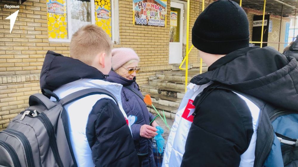 С любовью от Первых!. Активисты Движения с теплом поздравили жительниц города Ровеньки с наступающим Международным женским днём Ребята подарили женщинам бумажные сердца, которые могут преобразоваться в яркий цветок – Каждое... С любовью от Первых!. Активисты Движения с теплом поздравили жительниц города Ровеньки с наступающим Международным женским днём Ребята подарили женщинам бумажные сердца, которые могут преобразоваться в яркий цветок – Каждое...