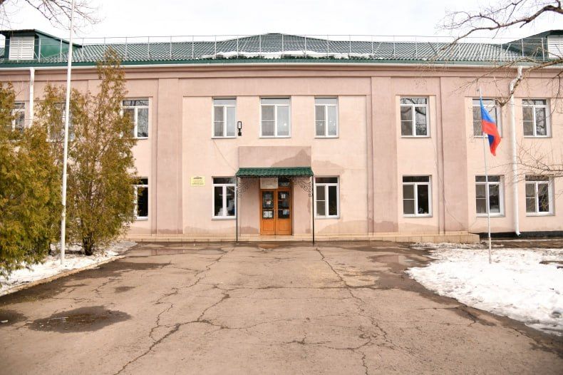 Губернатор Красноярского края посетил Комсомольскую СШ и поселковый клуб Губернатор Красноярского края посетил Комсомольскую СШ и поселковый клуб