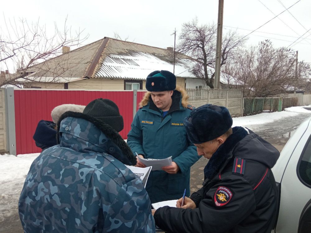 Сотрудники МЧС России и полиции провели совместный рейд по жилому сектору Сотрудники МЧС России и полиции провели совместный рейд по жилому сектору