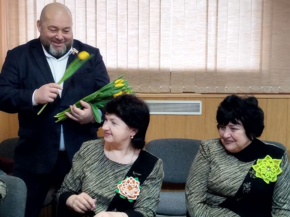 Виталий Михайлов: Сегодня, вместе с Председателем совета Перевальского муниципального округа Андреем Сычевым, поздравил с наступающим Международным женским днем активисток общественной организации «Перевальская местная... Виталий Михайлов: Сегодня, вместе с Председателем совета Перевальского муниципального округа Андреем Сычевым, поздравил с наступающим Международным женским днем активисток общественной организации «Перевальская местная...