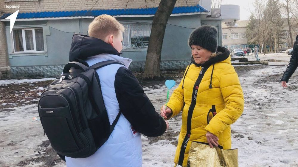 С любовью от Первых!. Активисты Движения с теплом поздравили жительниц города Ровеньки с наступающим Международным женским днём Ребята подарили женщинам бумажные сердца, которые могут преобразоваться в яркий цветок – Каждое... С любовью от Первых!. Активисты Движения с теплом поздравили жительниц города Ровеньки с наступающим Международным женским днём Ребята подарили женщинам бумажные сердца, которые могут преобразоваться в яркий цветок – Каждое...