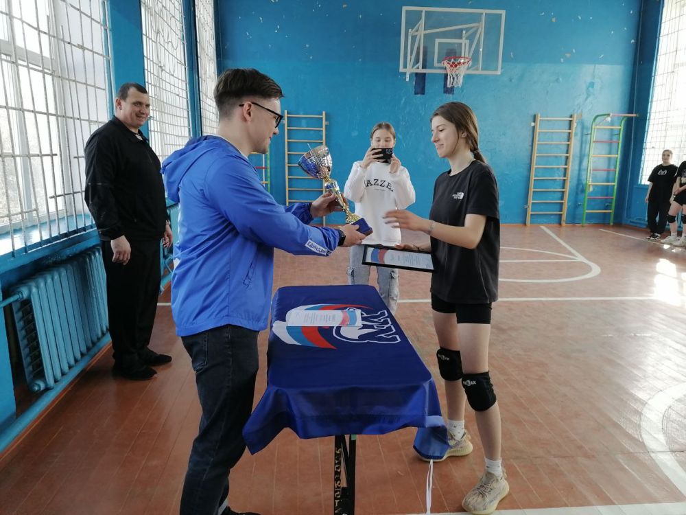В преддверии весеннего праздника- Международного женского дня- состоялся турнир по волейболу среди общеобразовательных учреждений Станично -Луганского МО, который прошёл на базе СЛСШ с. Валуйское В преддверии весеннего праздника- Международного женского дня- состоялся турнир по волейболу среди общеобразовательных учреждений Станично -Луганского МО, который прошёл на базе СЛСШ с. Валуйское