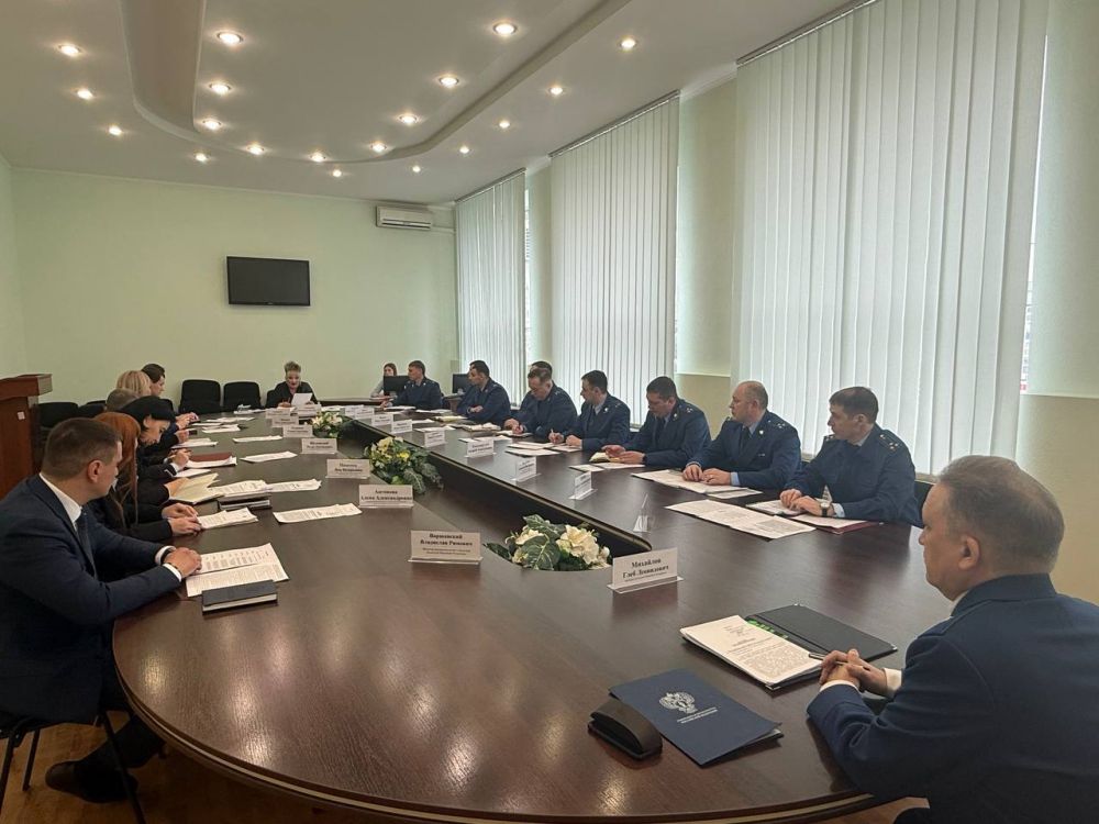 Прокурор Луганской Народной Республики Глеб Михайлов провел личный прием представителя бизнес-сообщества, с которой обсуждены проблемные вопросы, возникающие у предпринимателей при организации розничной торговли на... Прокурор Луганской Народной Республики Глеб Михайлов провел личный прием представителя бизнес-сообщества, с которой обсуждены проблемные вопросы, возникающие у предпринимателей при организации розничной торговли на...
