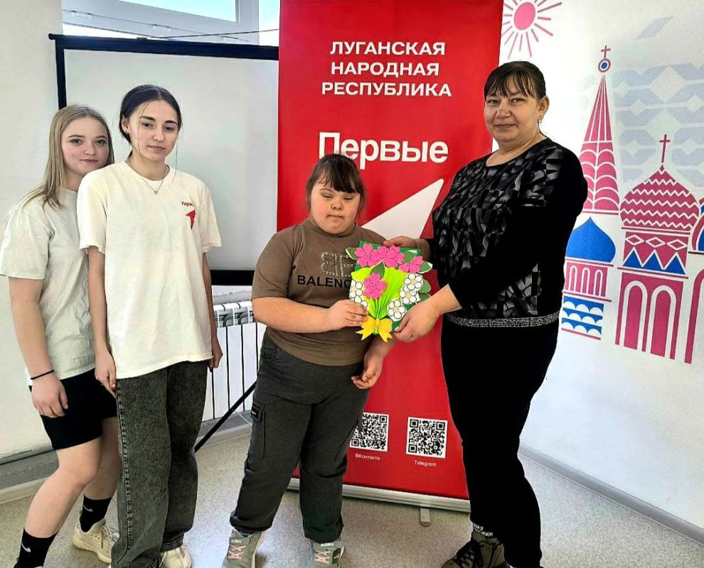С приближением Международного женского дня, активисты партии "Единая Россия" совместно с Движением первых в ГБОУ ЛНР "Новодеркульской средней школе имени А.В С приближением Международного женского дня, активисты партии "Единая Россия" совместно с Движением первых в ГБОУ ЛНР "Новодеркульской средней школе имени А.В