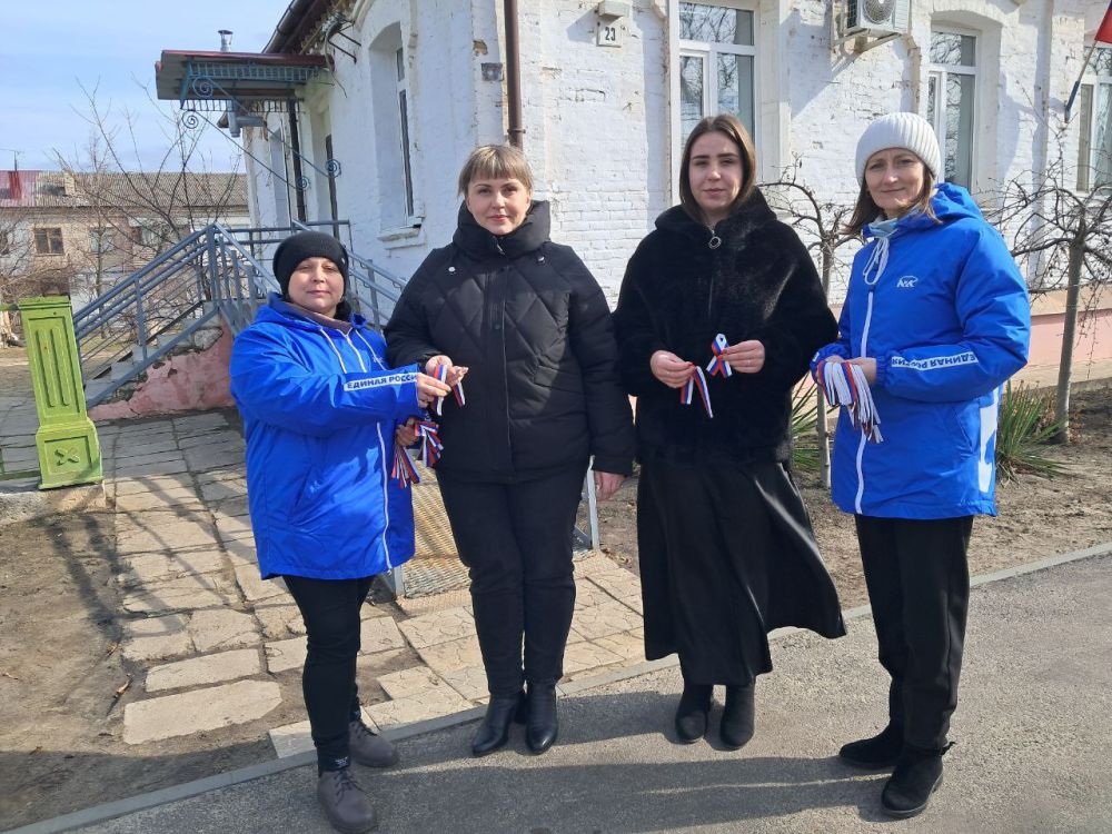 6 марта 2025 года активисты Новопсковского местного отделения Партии "Единая Россия" в рамках акции «Русская весна – начало пути домой», раздали ленточки триколоры на улицах Новопскова и поздравили жителей с единением 6 марта 2025 года активисты Новопсковского местного отделения Партии "Единая Россия" в рамках акции «Русская весна – начало пути домой», раздали ленточки триколоры на улицах Новопскова и поздравили жителей с единением