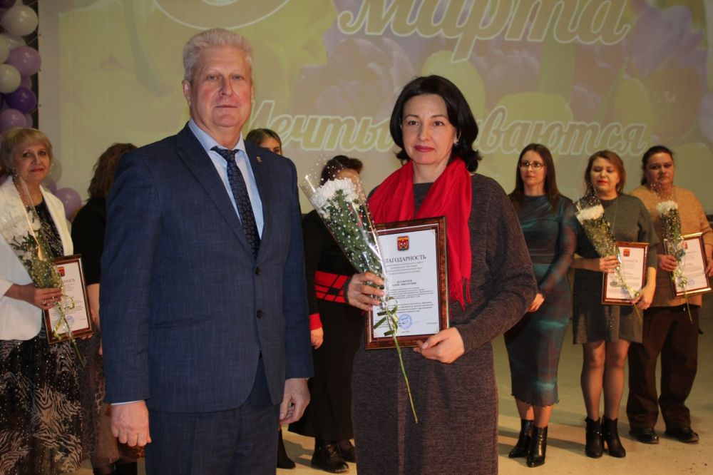 Сергей Козенко: 8 Сегодня, в преддверии Международного женского дня, в Краснодонском городском Дворце культуры имени «Молодой гвардии» состоялось яркое и запоминающееся мероприятие — праздничный концерт, посвященный 8 марта Сергей Козенко: 8 Сегодня, в преддверии Международного женского дня, в Краснодонском городском Дворце культуры имени «Молодой гвардии» состоялось яркое и запоминающееся мероприятие — праздничный концерт, посвященный 8 марта