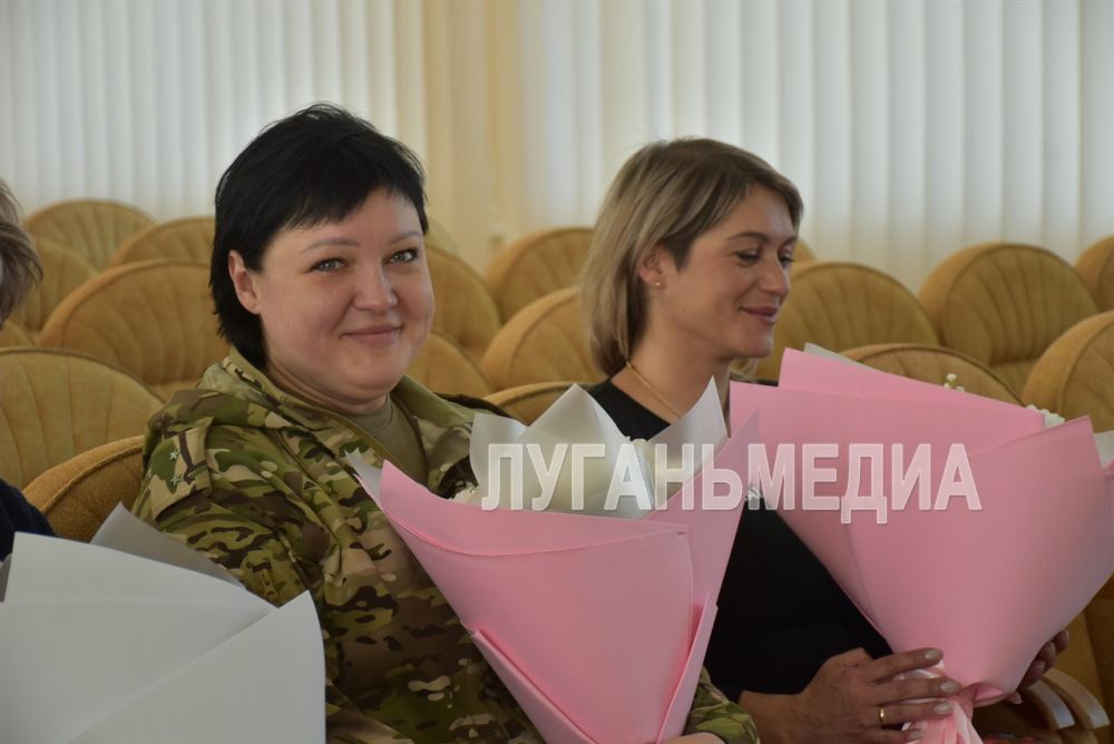 В канун Международного женского дня в Администрации Лутугинского муниципального округа состоялось торжественное поздравление женщин-военнослужащих В канун Международного женского дня в Администрации Лутугинского муниципального округа состоялось торжественное поздравление женщин-военнослужащих