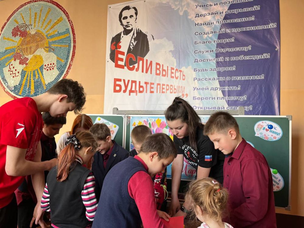В преддверии Международного женского дня активисты Движения Первых Брянковской специализированной школы №1 совместно с советником директора по воспитанию Галиной Савчук приняли участие во Всероссийской акции «Вам, любимые!» В преддверии Международного женского дня активисты Движения Первых Брянковской специализированной школы №1 совместно с советником директора по воспитанию Галиной Савчук приняли участие во Всероссийской акции «Вам, любимые!»