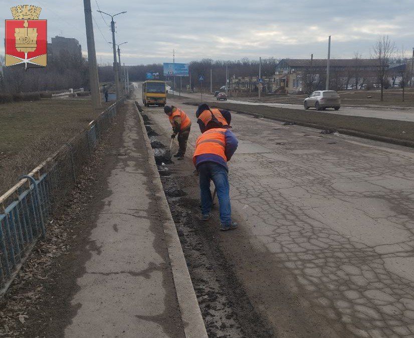 Коммунальные службы проводят работы на территории города Коммунальные службы проводят работы на территории города