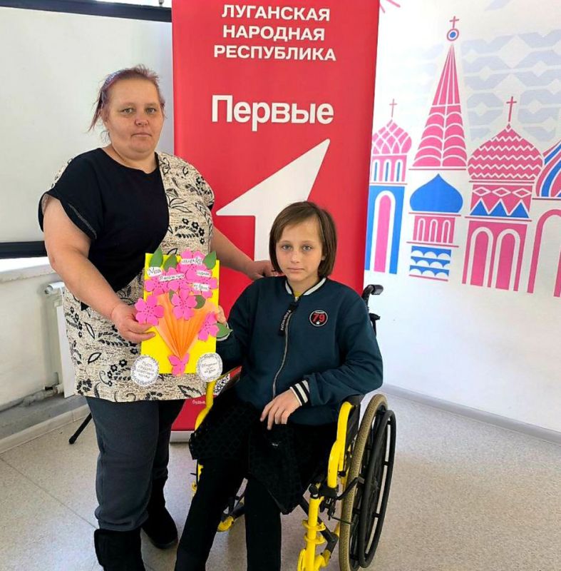 С приближением Международного женского дня, активисты партии "Единая Россия" совместно с Движением первых в ГБОУ ЛНР "Новодеркульской средней школе имени А.В С приближением Международного женского дня, активисты партии "Единая Россия" совместно с Движением первых в ГБОУ ЛНР "Новодеркульской средней школе имени А.В