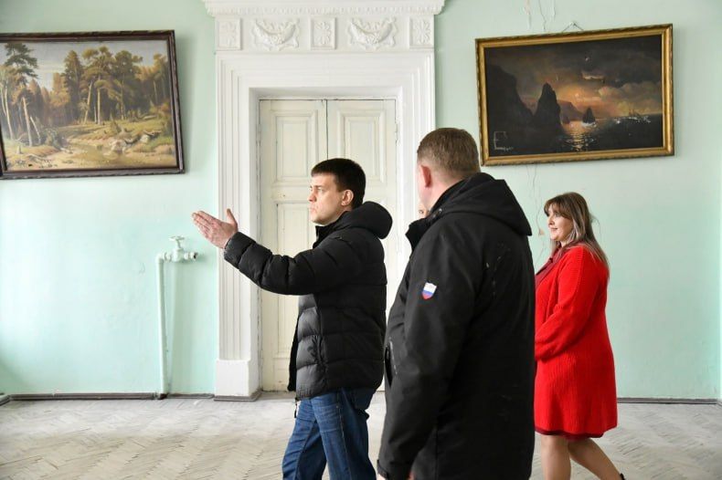 Губернатор Красноярского края посетил Комсомольскую СШ и поселковый клуб Губернатор Красноярского края посетил Комсомольскую СШ и поселковый клуб