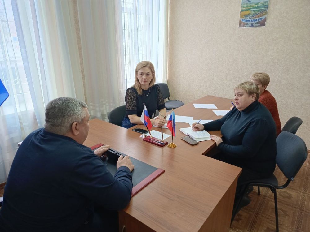 Начальник отдела жизнеобеспечения пгт Новодарьевка Администрации городского округа город Ровеньки Дрозд Александр Михайлович провел рабочее совещание с руководителями образовательных и культурных учреждений, расположенных на... Начальник отдела жизнеобеспечения пгт Новодарьевка Администрации городского округа город Ровеньки Дрозд Александр Михайлович провел рабочее совещание с руководителями образовательных и культурных учреждений, расположенных на...