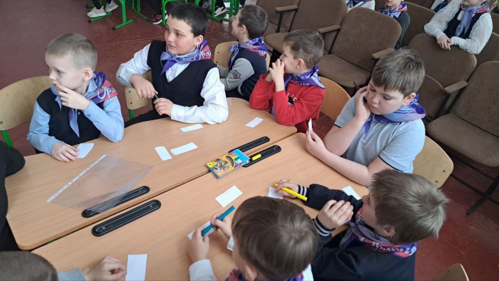 В преддверии весеннего праздника в ГБОУ ЛНР «Станично-Луганская средняя школа имени Грекова П.М.» прошла интеллектуальная игра-викторина "Девочки-цветочки» В преддверии весеннего праздника в ГБОУ ЛНР «Станично-Луганская средняя школа имени Грекова П.М.» прошла интеллектуальная игра-викторина "Девочки-цветочки»