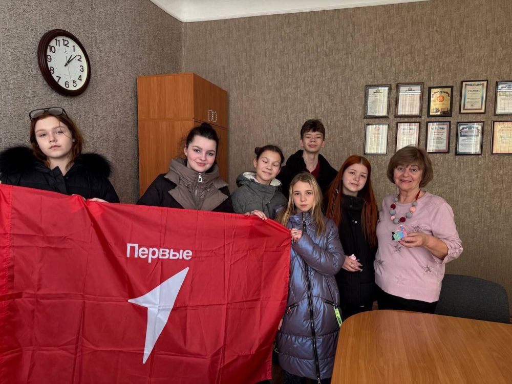 В преддверии Международного женского дня активисты Движения Первых Брянковской специализированной школы №1 совместно с советником директора по воспитанию Галиной Савчук приняли участие во Всероссийской акции «Вам, любимые!» В преддверии Международного женского дня активисты Движения Первых Брянковской специализированной школы №1 совместно с советником директора по воспитанию Галиной Савчук приняли участие во Всероссийской акции «Вам, любимые!»