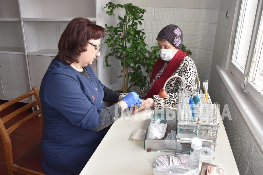 В рамках реализации национального проекта «Продолжительная и активная жизнь» медработниками Кировской центральной городской многопрофильной больницы проведен очередной выездной прием в пгт Донецком В рамках реализации национального проекта «Продолжительная и активная жизнь» медработниками Кировской центральной городской многопрофильной больницы проведен очередной выездной прием в пгт Донецком