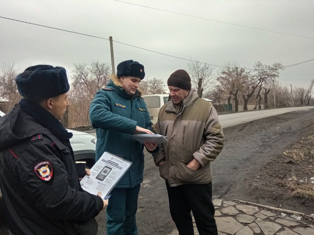Сотрудники МЧС России и полиции провели совместный рейд по жилому сектору Сотрудники МЧС России и полиции провели совместный рейд по жилому сектору