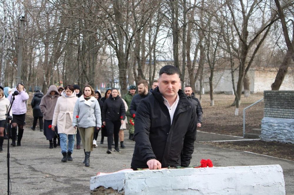 В Белокуракино состоялся митинг с возложением цветов к мемориалу «Скорбящая мать» в честь годовщины освобождения Белокуракинского муниципального округа от украинских вооруженных формирований В Белокуракино состоялся митинг с возложением цветов к мемориалу «Скорбящая мать» в честь годовщины освобождения Белокуракинского муниципального округа от украинских вооруженных формирований